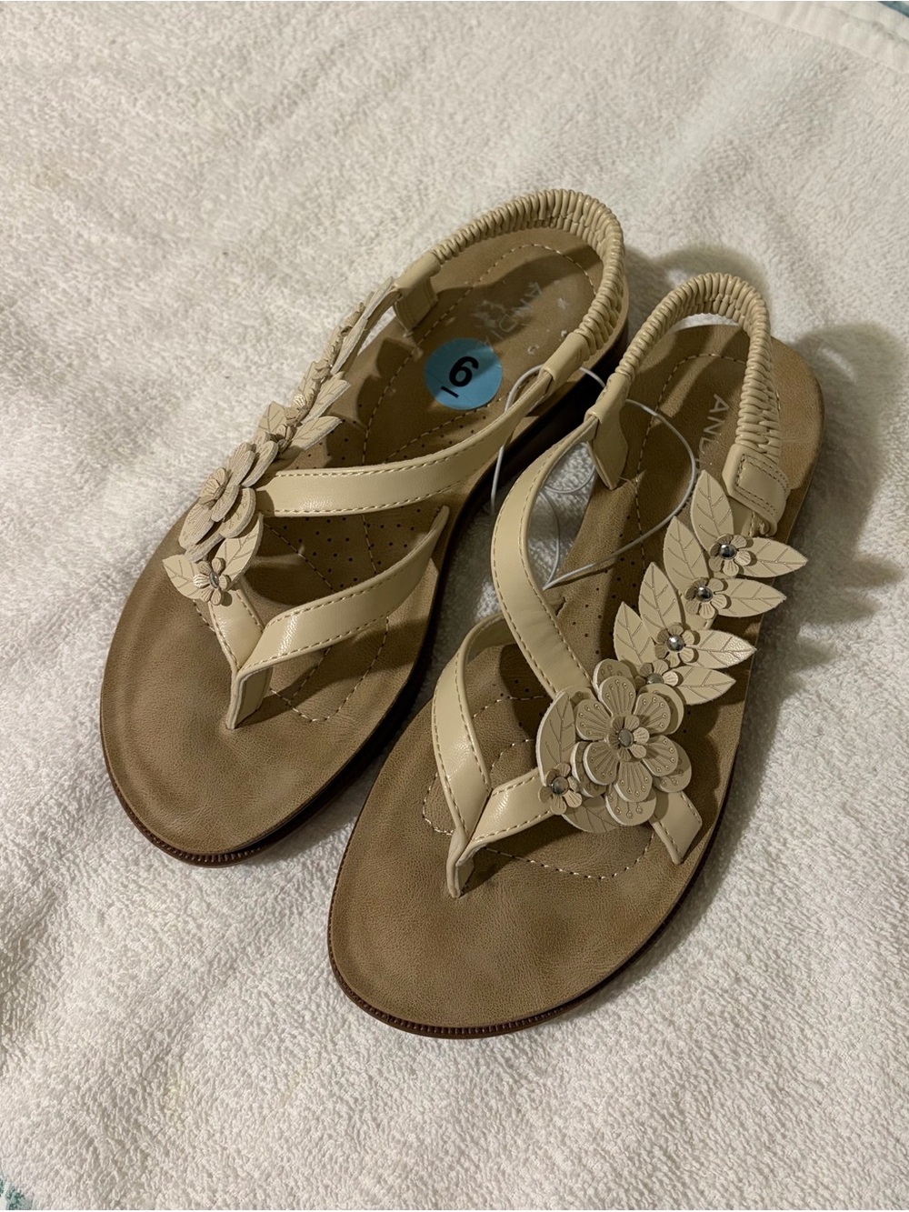 Women's Floral Thong Sandals in Beige - Comfortable Summer Footwear